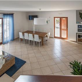 4 bedroom with pool and panoramic sea views near Serrento, sleeps 10